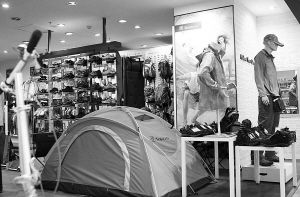 清明踏青熱催生戶外用品消費(fèi)潮，春游經(jīng)濟(jì)釋放市場活力