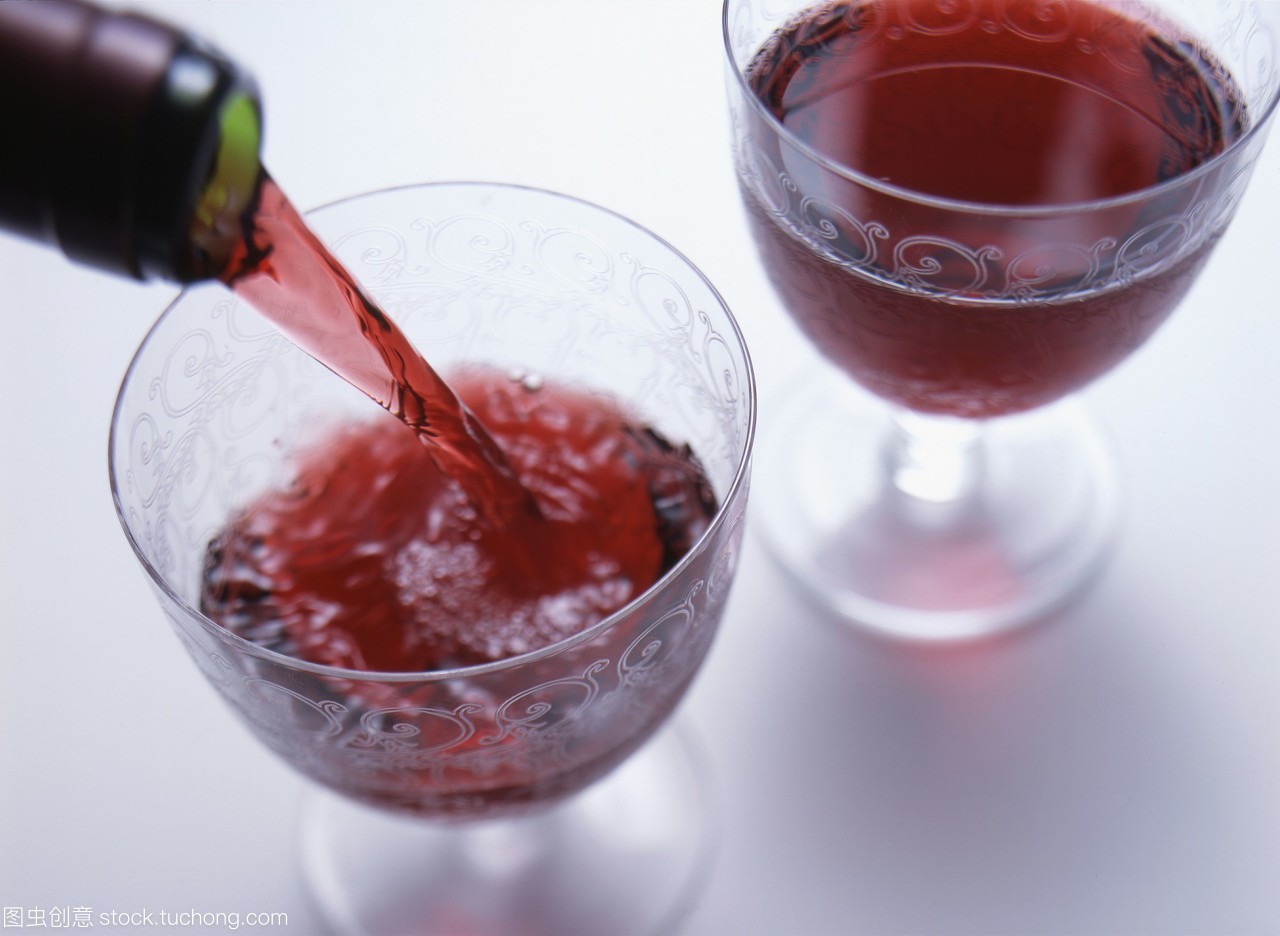 含酒精飲料,俯拍,傳布,酒類,高角度,橫構圖,無人,攝影,酒精,酒,物體,飲料,眼鏡,view from above,彩色圖片,photography,horizontal image,棚拍,nobody,兩個,alcohol,酒杯,glasses,pouring,紅葡萄酒,drink,白色背景,wine,紅酒杯,object,美食蔬果